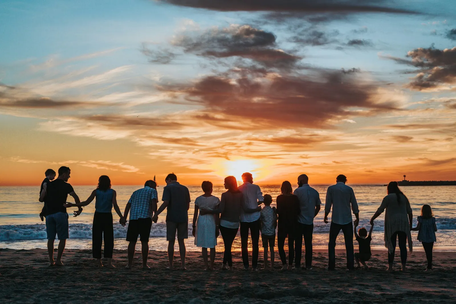 Ouder en kind samen aan tafel voor gezinsondersteuning